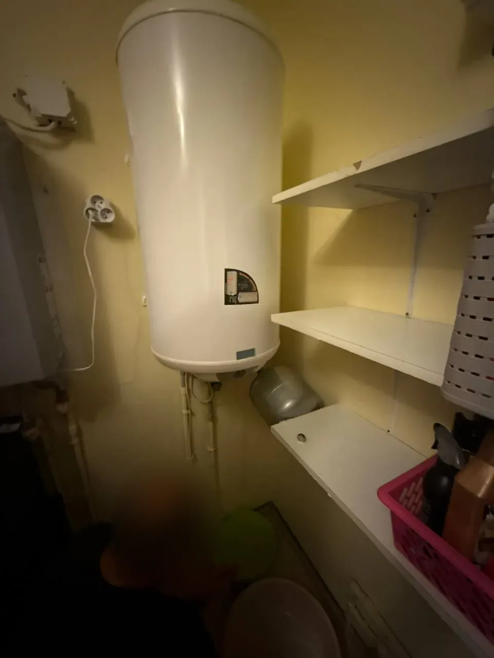 Wysoki bojler w pomieszczeniu gospodarczym — DobryHydraulik Poznań
