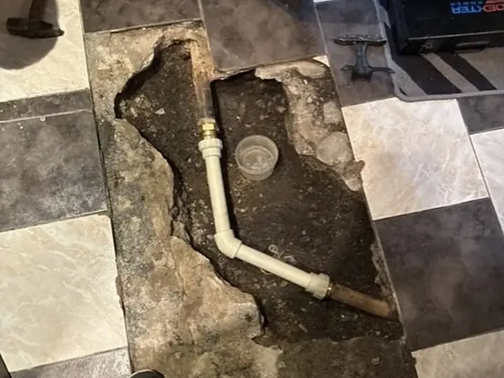 Rozkucie posadzki przy rurze kanalizacyjnej — DobryHydraulik Poznań
