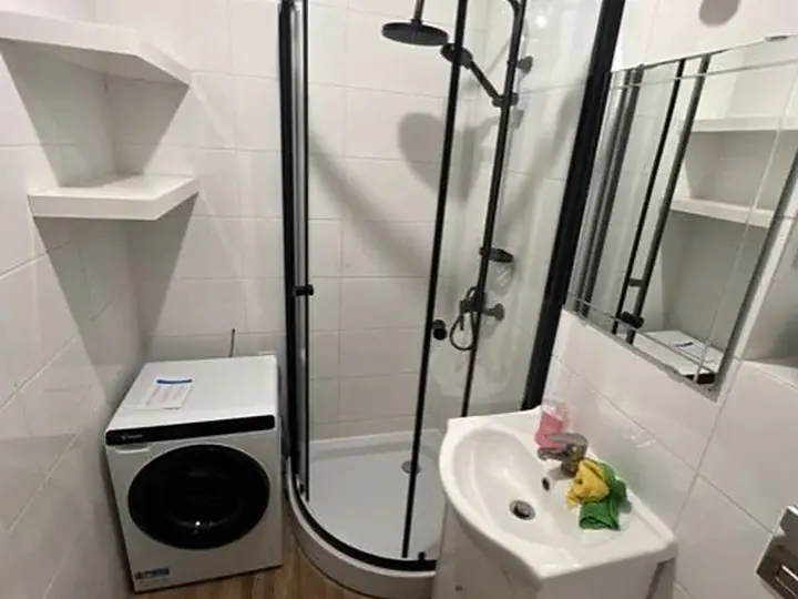 Mała łazienka z kabiną i pralką — DobryHydraulik Poznań