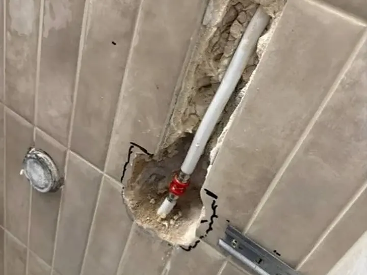 Pion kanalizacyjny odsłonięty w ścianie — DobryHydraulik Poznań