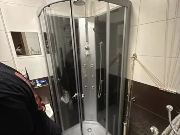 Bateria prysznicowa w kabinie narożnej — DobryHydraulik Poznań