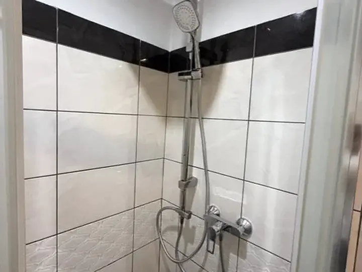 Kolumna prysznicowa w kabinie z płytkami — DobryHydraulik Poznań