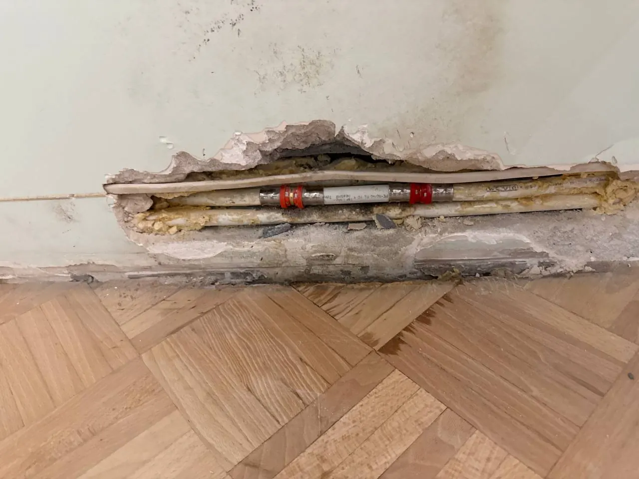 Rury w bruździe pod parkietem — DobryHydraulik Poznań