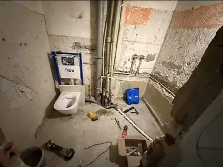 Stelaż i miska WC po rozkuciu ściany — DobryHydraulik Poznań