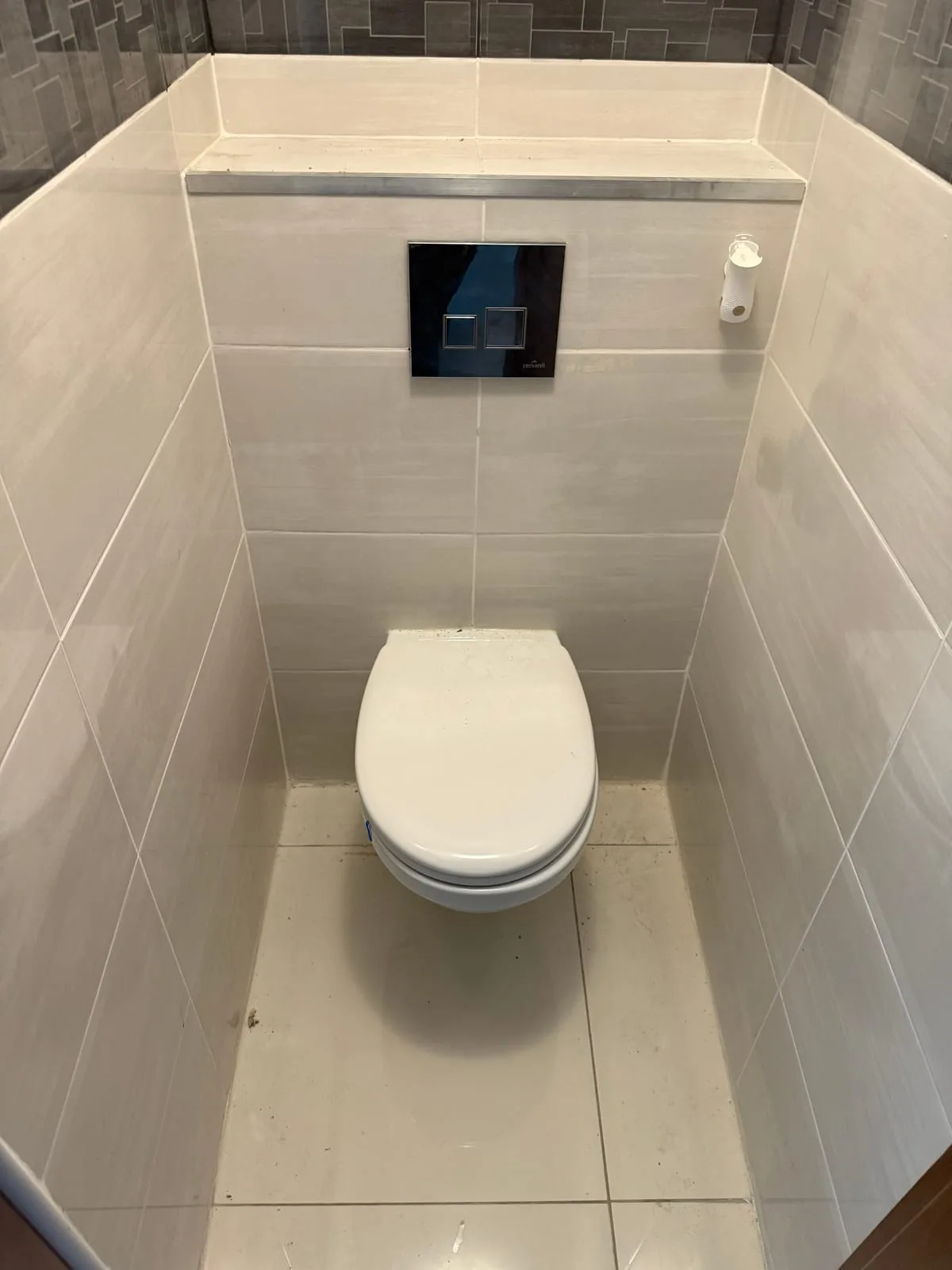 WC podwieszane z czarnym przyciskiem — DobryHydraulik Poznań